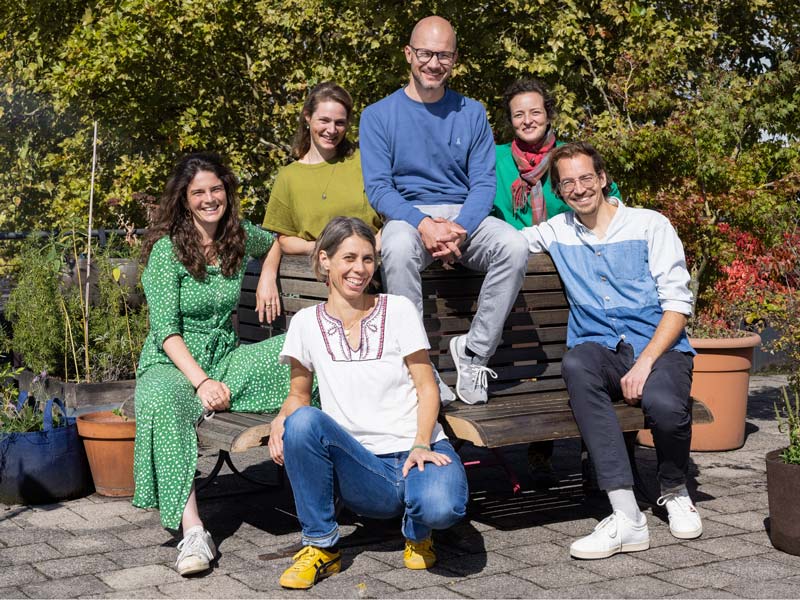 Team photo crowd container